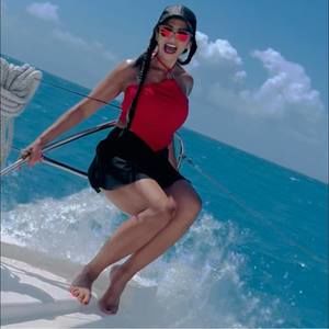 Meet your Posher, Claudia